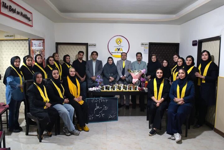 کودک | کودکان معلمان کودکان ناشنوا در سنندج تجلیل شدند